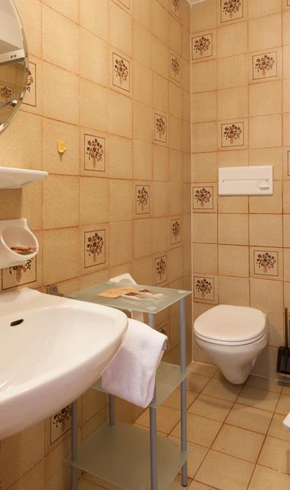 hotel-sonne-zimmer-standard-bad-8157